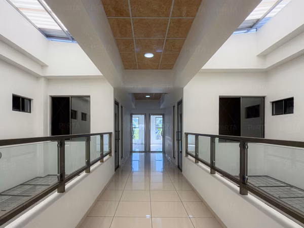 EN ALQUILER | LOCALES COMERCIALES · SEGUNDO NIVEL – PLAZA TRIANA, CALLE LA MASCOTA, SAN SALVADOR