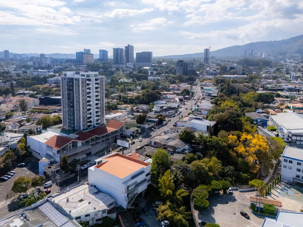 EN ALQUILER | LOCALES COMERCIALES · SEGUNDO NIVEL – PLAZA TRIANA, CALLE LA MASCOTA, SAN SALVADOR
