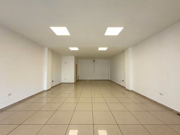 EN ALQUILER | LOCALES COMERCIALES · PRIMER NIVEL — PLAZA TRIANA, CALLE LA MASCOTA, SAN SALVADOR