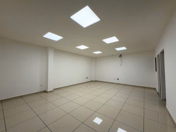 EN ALQUILER | LOCALES COMERCIALES · PRIMER NIVEL — PLAZA TRIANA, CALLE LA MASCOTA, SAN SALVADOR