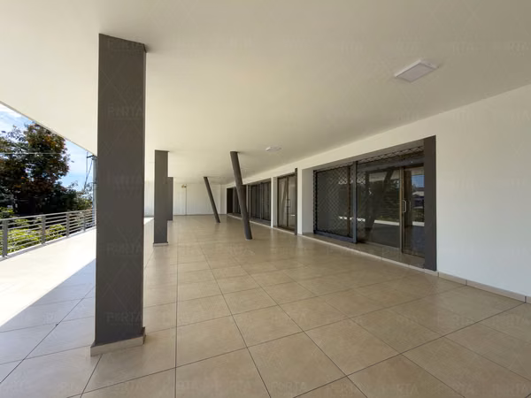 EN ALQUILER | LOCALES COMERCIALES · PRIMER NIVEL — PLAZA TRIANA, CALLE LA MASCOTA, SAN SALVADOR