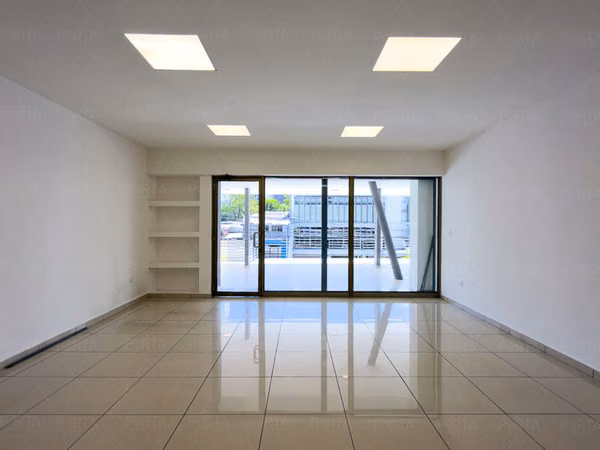 EN ALQUILER | LOCALES COMERCIALES · PRIMER NIVEL — PLAZA TRIANA, CALLE LA MASCOTA, SAN SALVADOR