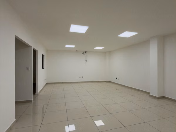 EN ALQUILER | LOCALES COMERCIALES · PRIMER NIVEL — PLAZA TRIANA, CALLE LA MASCOTA, SAN SALVADOR