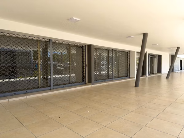 EN ALQUILER | LOCALES COMERCIALES · PRIMER NIVEL — PLAZA TRIANA, CALLE LA MASCOTA, SAN SALVADOR