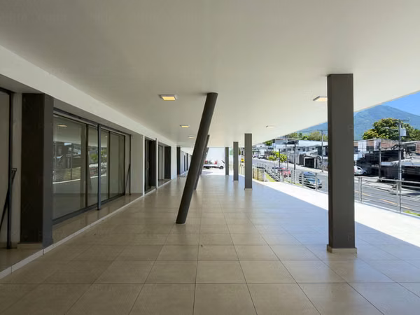 EN ALQUILER | LOCALES COMERCIALES · PRIMER NIVEL — PLAZA TRIANA, CALLE LA MASCOTA, SAN SALVADOR