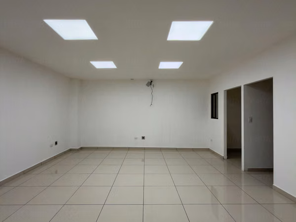 EN ALQUILER | LOCALES COMERCIALES · PRIMER NIVEL — PLAZA TRIANA, CALLE LA MASCOTA, SAN SALVADOR