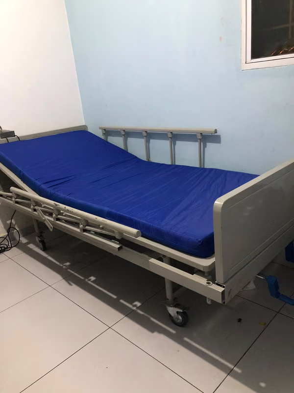 Hospital bed with special mattress and other motor inflatable