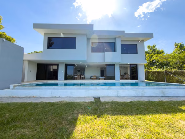 EN VENTA | CASA AMUEBLADA EN RESIDENCIAL CERROMAR, EL SUNZAL, LA LIBERTAD