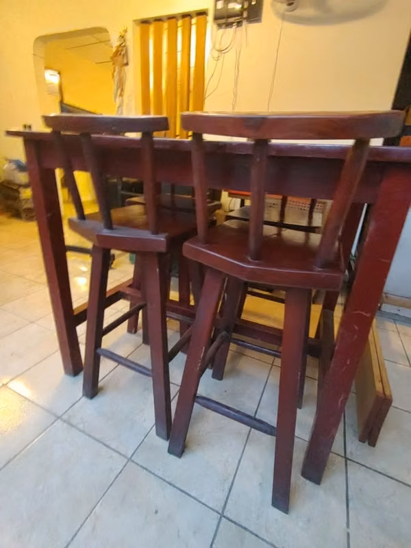 Mesa alta de madera sólida + 4 sillas