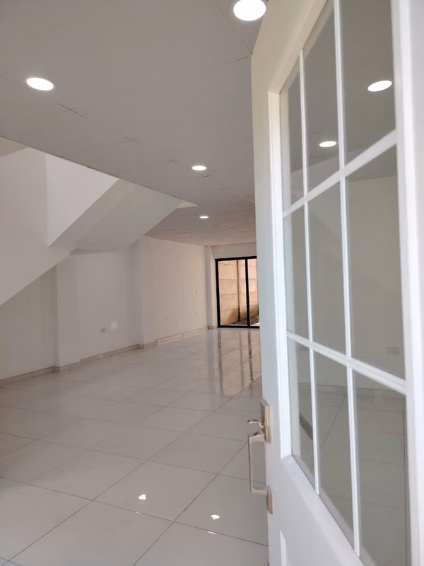 Casa Nueva de 2 Plantas en Residencial Arizona, Santa Ana | 3 Hab., Jardín Privado y Terrazas