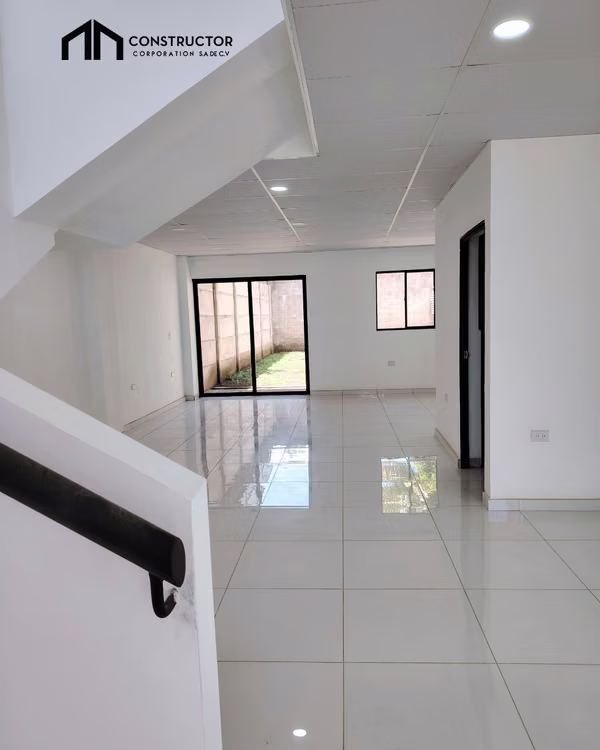 Casa Nueva de 2 Plantas en Residencial Arizona, Santa Ana | 3 Hab., Jardín Privado y Terrazas