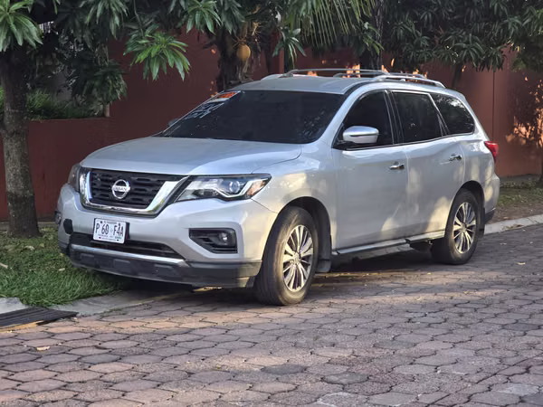 Se vende Nissan Pathfinder S 2019