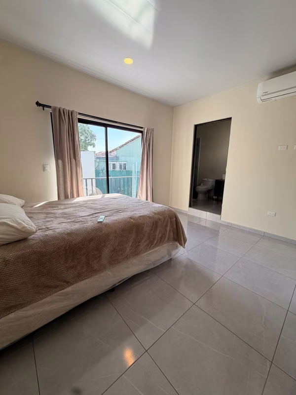 CASA MODERNA COMO NUEVA, TOTALMENTE AMUEBLADA EN VENTA – COLONIA ESCALÓN