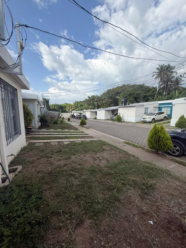 SANTA ROSA QUEZALTEPEQUE, CASA EN RESIDENCIAL PRIVADA INMEDIATA A LA CARRETERA