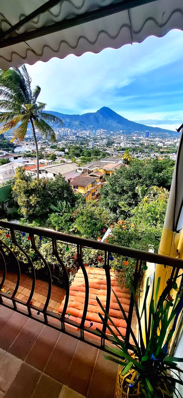 CASA GRANDE Y BONITA EN LOMAS DE ALTAMIRA, CON VISTA  AL VOLCAN Y A LA CIUDAD, AMPLIOS ESPACIOS .