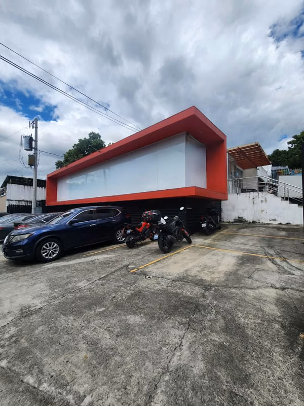 SE ALQUILA OFICINA COLONIA ESCALÓN, sobre calle el mirador, tiene 400 mts2