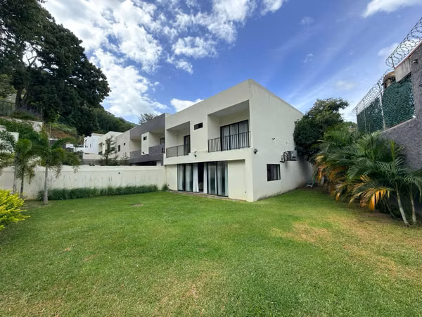 SE VENDE CASA ESCALON MODERNA COMO NUEVA, TOTALMENTE AMUEBLADA