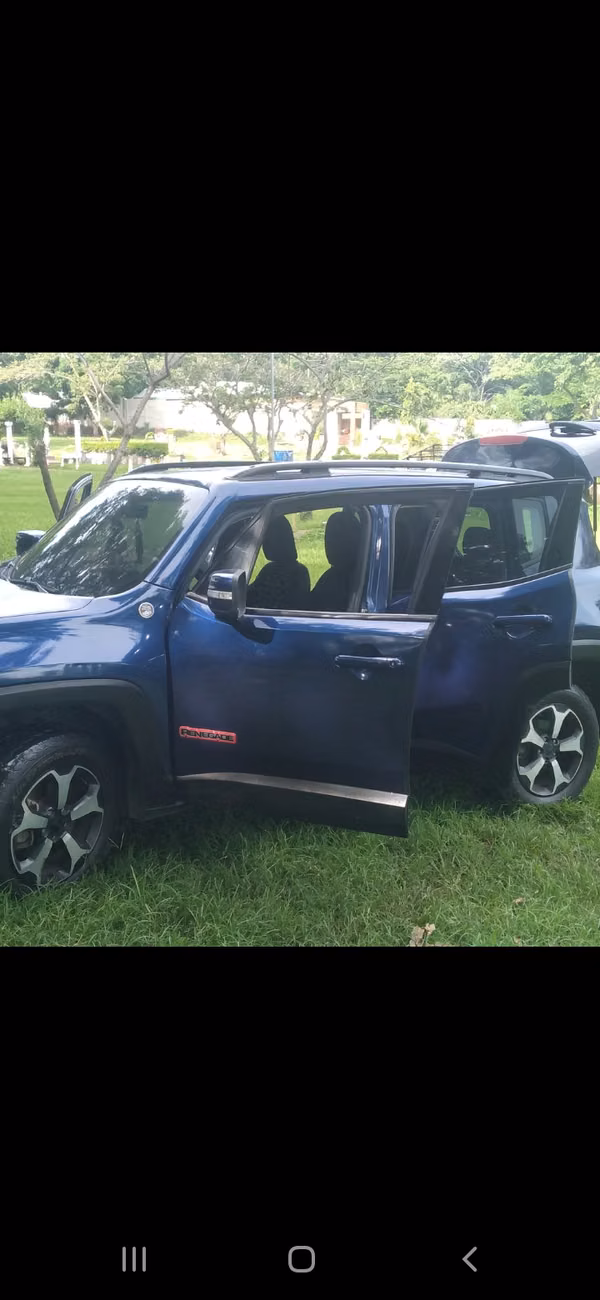 JEEP EENEGADE 4×4 MOTOR 1.3 TURBO 44,600 MILLAS TARGETA A MI NONBRE .
