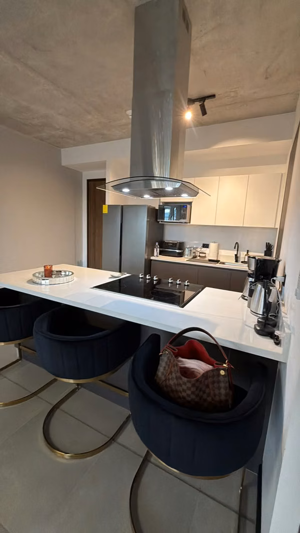 SE ALQUILA APARTAMENTO ART HAUS SAN BENITO, FULL-AMUEBLADO, tiene 149 m², de 2 habitaciones, cada una con baño