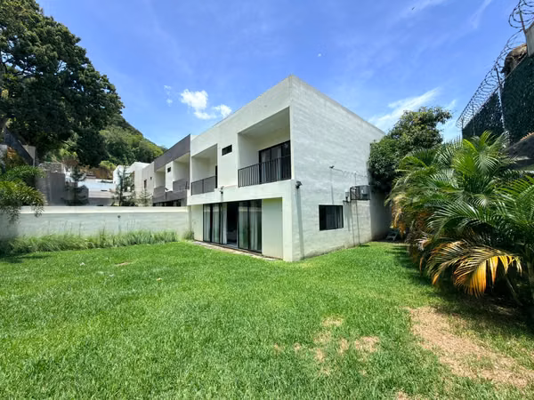SE VENDE CASA ESCALON MODERNA COMO NUEVA, TOTALMENTE AMUEBLADA, 3 HABITACIONES CADA UNA CON BAÑO Y ESTUDIO CON BAÑO COMP
