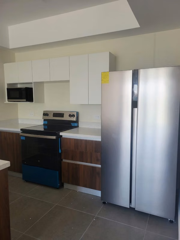 SE ALQUILA APARTAMENTO 8VII HOMES Colonia Escalón, Incluye línea blanca Nivel alto con vista al volcán  Características 