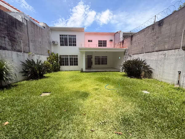 SE ALQUILA CASA BOSQUES DE SANTA TERESA, MERLIOT  PRIMER NIVEL * Cochera para 4 vehículos sin techar * Portón eléctrico 