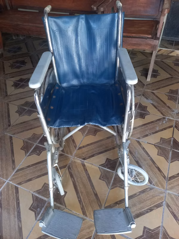 Silla de ruedas y andadera