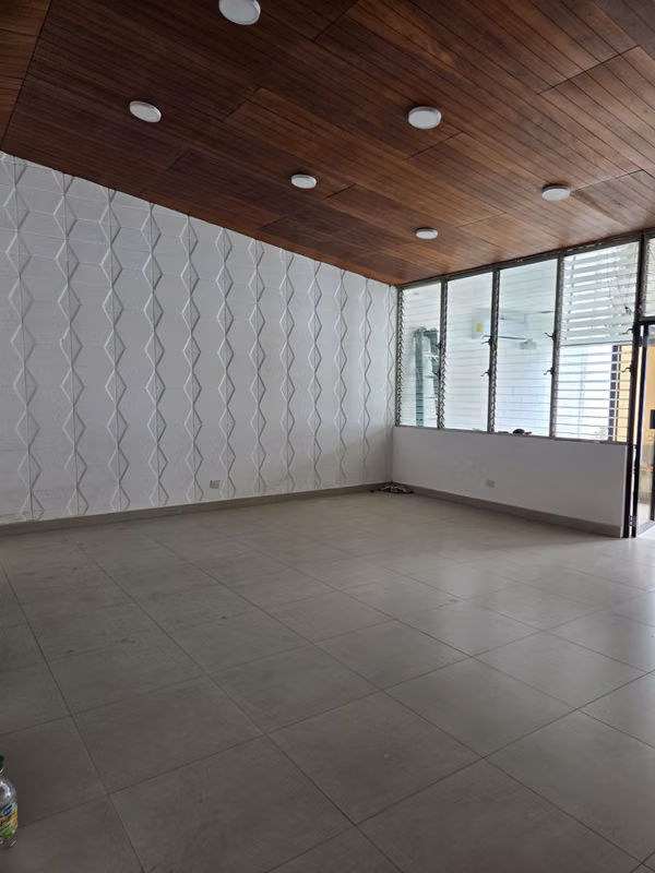 Casa adecuada para oficinas en Escalon , parte alta,  sector club Campestre