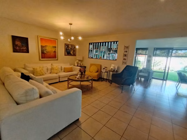 SE ALQUILA CASA CUMBRES DE LA ESCALÓN, PRIVADO  Consta de: 300 metros cuadrados Dos plantas Primera Planta . Cochera amp
