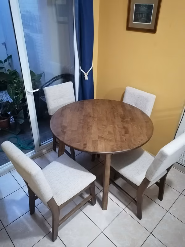 SALE OF DINING GAME FOR 4 PERSONS. FOR TRAVEL AND IDEAL FOR SMALL AIRBNB CONDITIONING