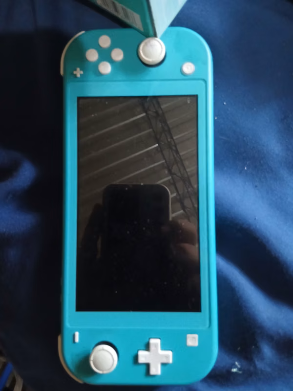 Nintendo Switch Lite completely new and in perfect condition. It is a 100% portable, light and comfortable console for