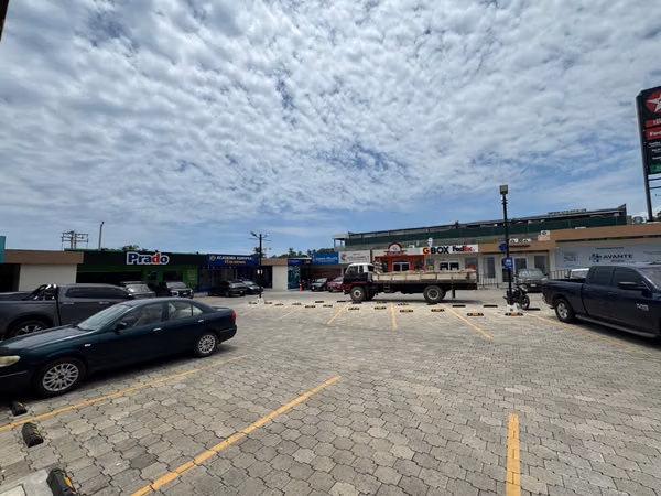 SE ALQUILAN LOCALES COMERCIALES THE POINT SURF CITY, puerto de la libertad, de  mts2 a $22 neg. el metr