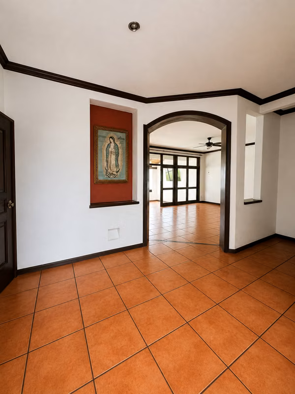 Casa en alquiler Cumbres de Cuscatlan vacía.