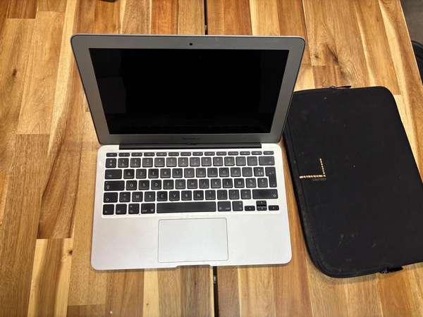 Macbook Air 2011 i5 128GB Os Monterrey Bateria Buena includes Loader