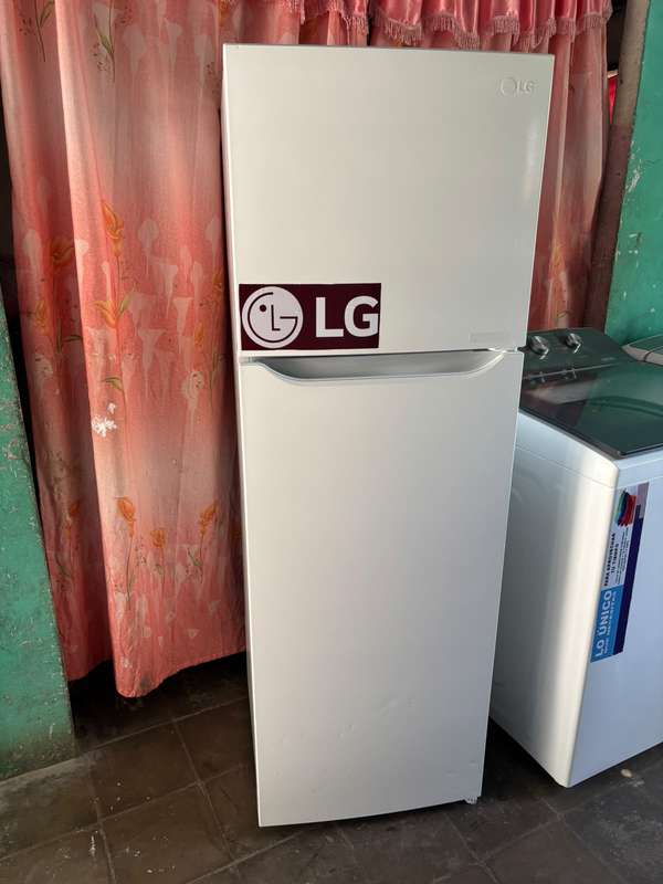 Refrigerator lg 12 feet cold dry as new