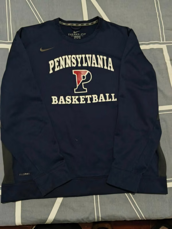 Second hand sweater, original of the brand nike