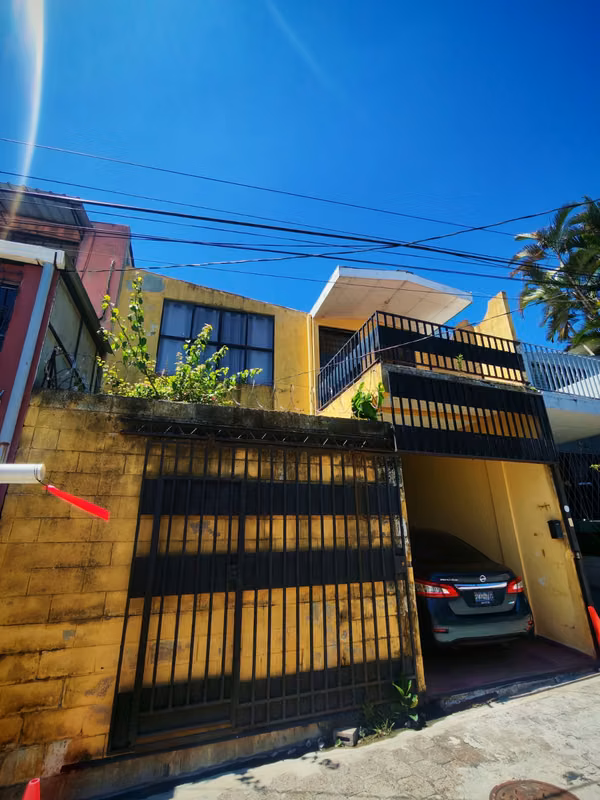 Venta de casa en Residencial Loma Linda, cerca del Estadio Cuscatlán