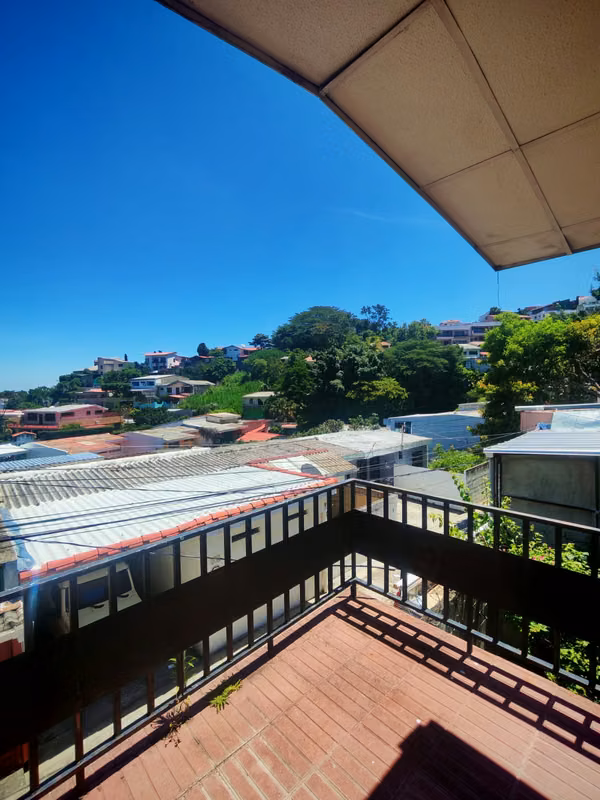 Venta de casa en Residencial Loma Linda, cerca del Estadio Cuscatlán