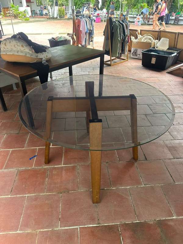 Round dining table of glass + 5 grey chairs