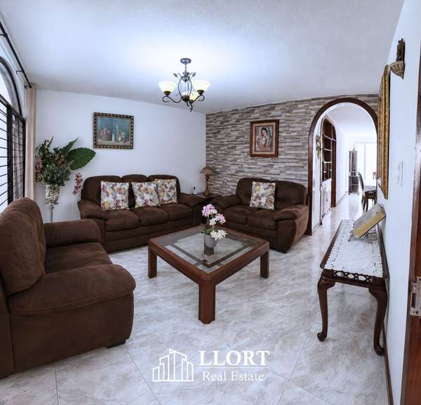 Casa AMUEBLAD en ALQUILER en Parte Alta de Col. Escaloon, en Privado