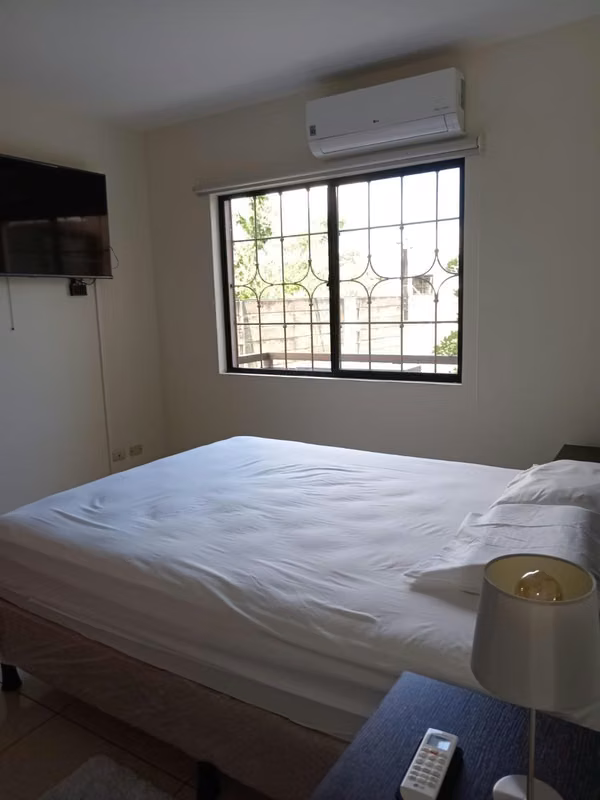 Venta apartamento Col. San Mateo, excelente ubicación, aire acondicionado y 2 parqueos