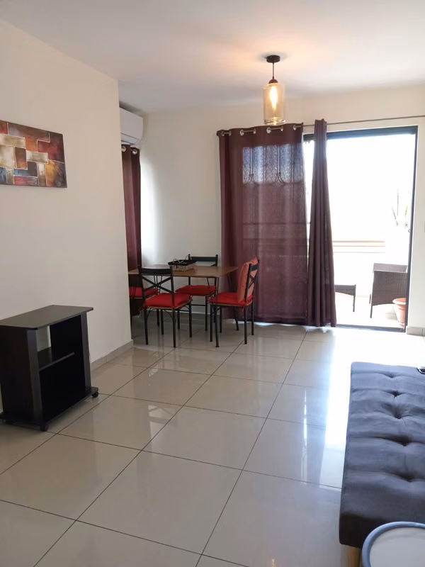 Venta apartamento Col. San Mateo, excelente ubicación, aire acondicionado y 2 parqueos