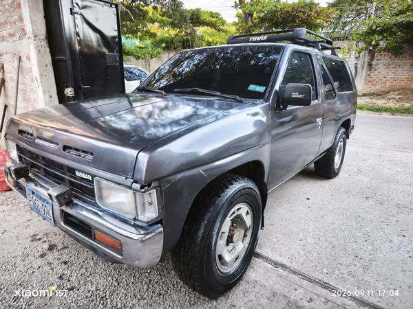 Sendo Nissan pathfinder Z24 Year 1990 4x4