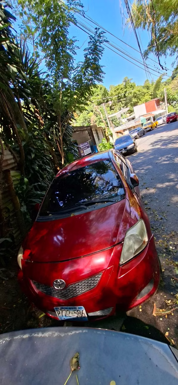 Yaris 2012 4 doors, 6000 negotiable
