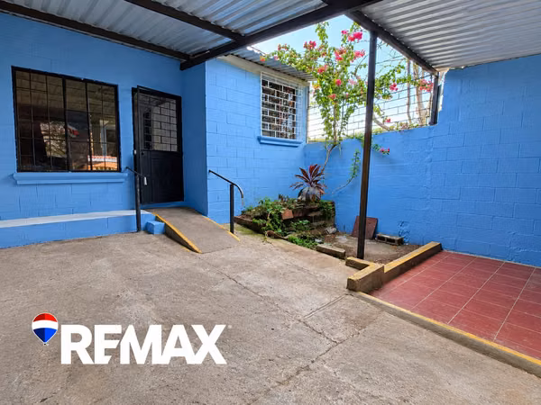 House for sale in Residencial Bella Vista 1, Santa Ana - accessible location on main street.
