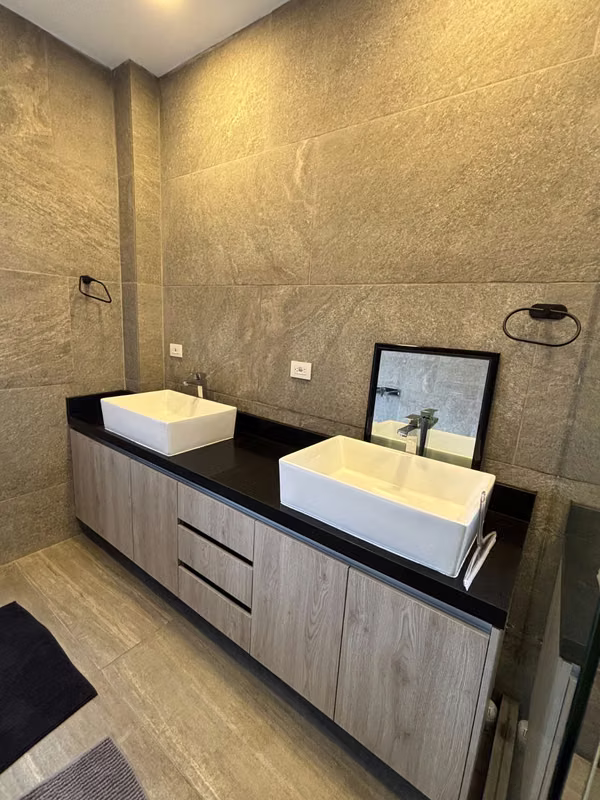ALQUILER CASA MODERNA EN RESIDENCIAL LOS SUEOS  SIN MUEBLES