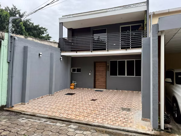 Casa en Venta, REMODELADA, zona UCA Condominio