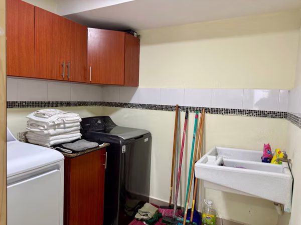 Casa en Venta, REMODELADA, zona UCA Condominio