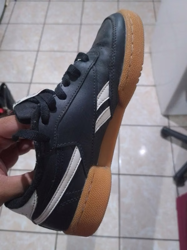 Sports shoes