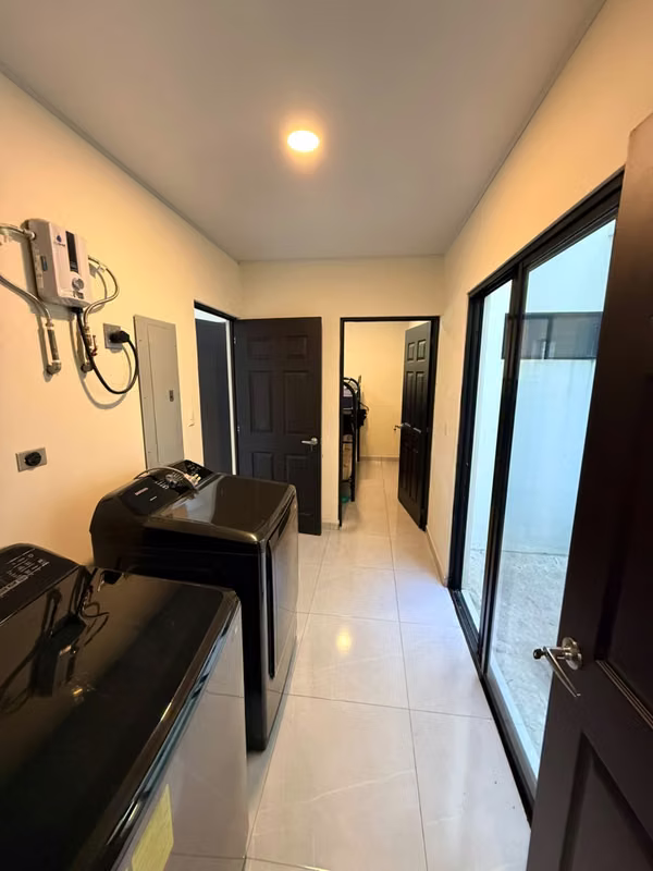 SE VENDE CASA ESCALON MODERNA COMO NUEVA, TOTALMENTE AMUEBLADA, 3 HABITACIONES CADA UNA CON BAÑO Y ESTUDIO CON BAÑO COMP